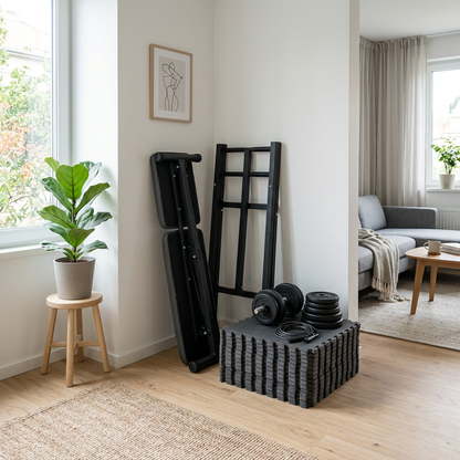 Setup home gym complet Hardset dans un appartement moderne — banc, haltères, traction, tapis, corde